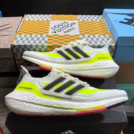 アディダス スニーカー