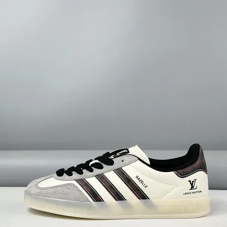 アディダス カジュアルシューズ