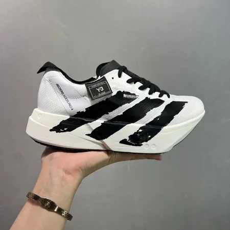 アディダス スニーカー