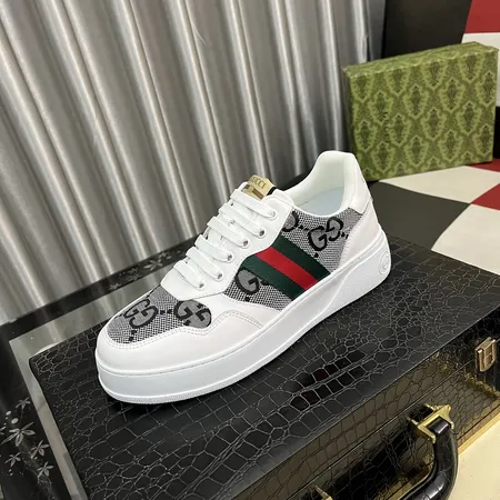 グッチ カジュアルシューズ