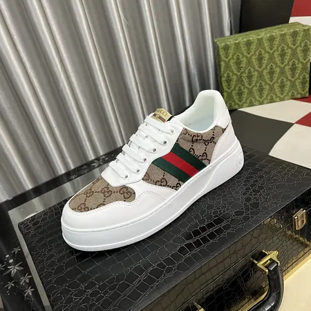 グッチ カジュアルシューズ