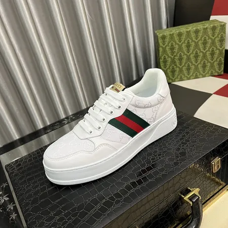 グッチ カジュアルシューズ