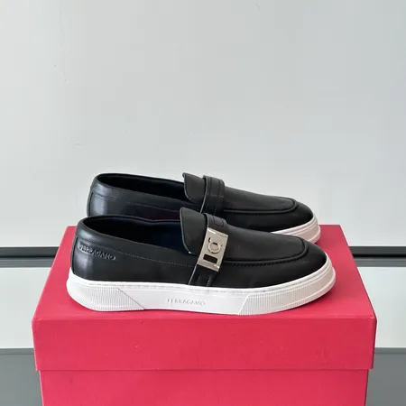 フェラガモ カジュアルシューズ