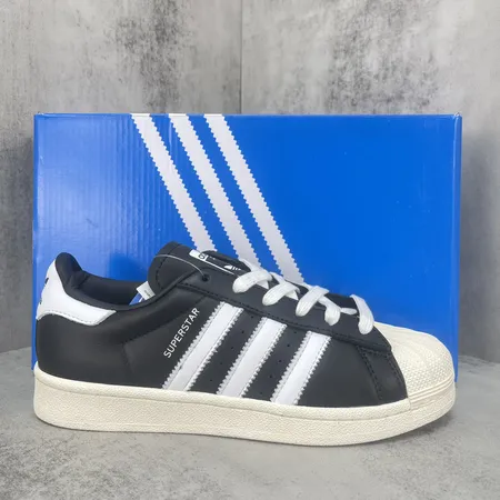 アディダス カジュアルシューズ