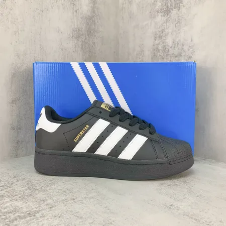 アディダス カジュアルシューズ