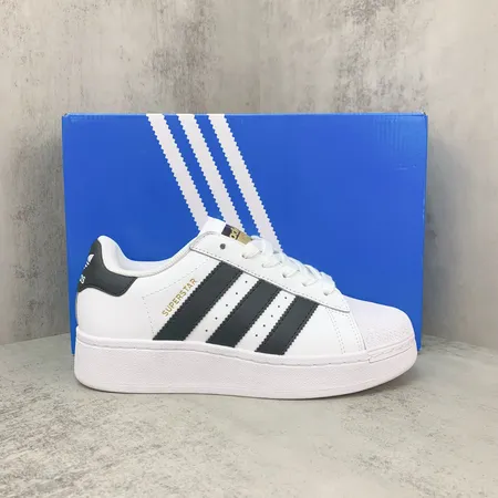 アディダス カジュアルシューズ