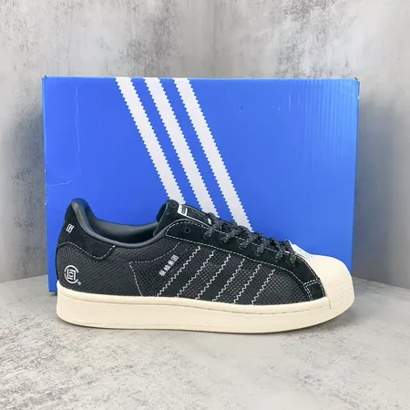 アディダス カジュアルシューズ