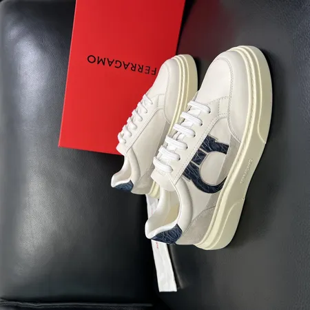 フェラガモ カジュアルシューズ