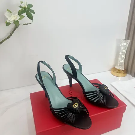 ヴァレンティノ サンダル