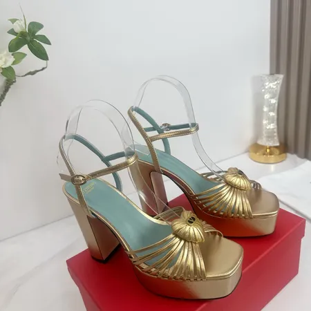 ヴァレンティノ サンダル