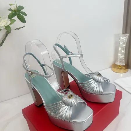 ヴァレンティノ サンダル