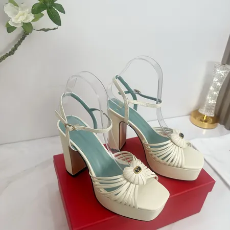 ヴァレンティノ サンダル