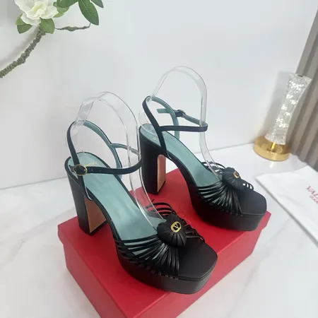 ヴァレンティノ サンダル