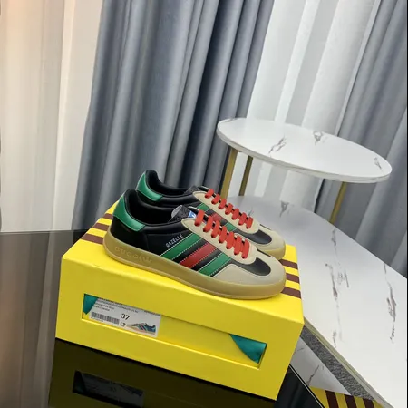 アディダス カジュアルシューズ