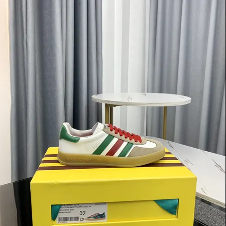 アディダス カジュアルシューズ