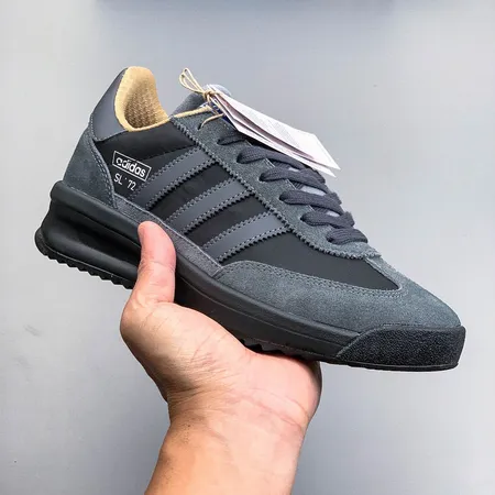 アディダス スニーカー