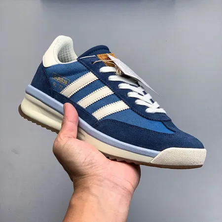 アディダス スニーカー