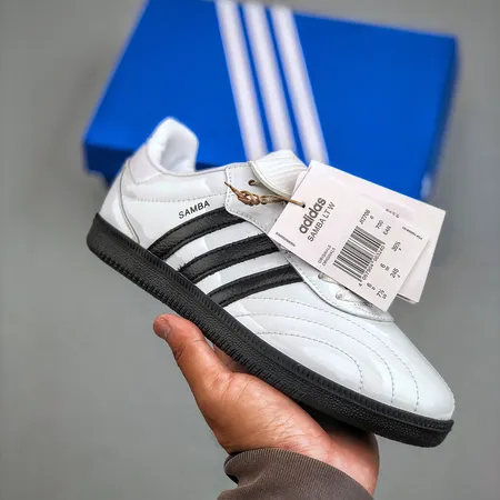 アディダス カジュアルシューズ