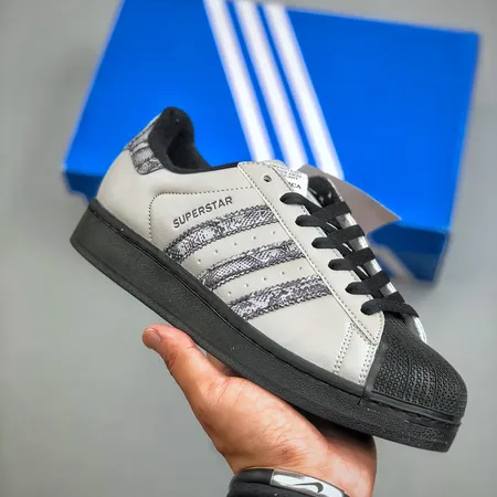 アディダス カジュアルシューズ