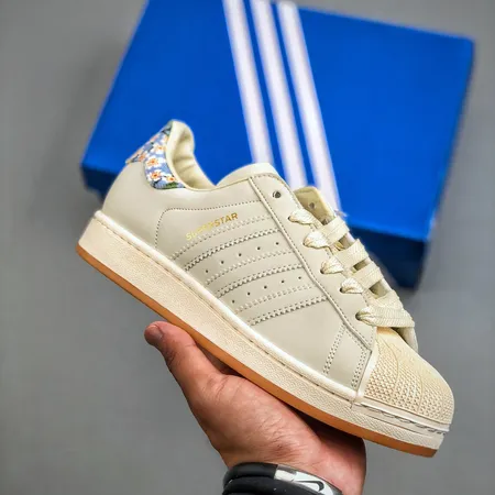 アディダス カジュアルシューズ