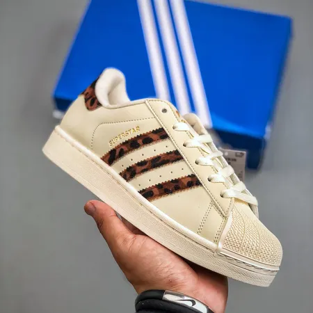 アディダス カジュアルシューズ