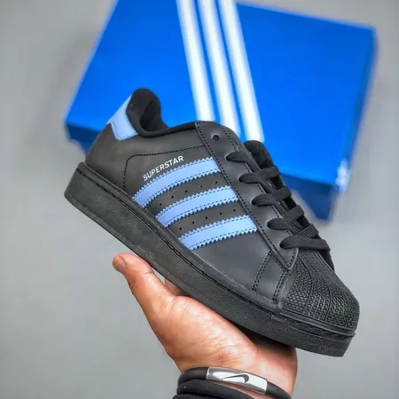 アディダス カジュアルシューズ