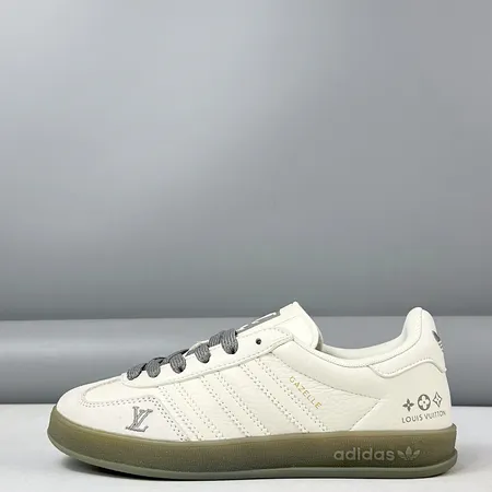 アディダス カジュアルシューズ