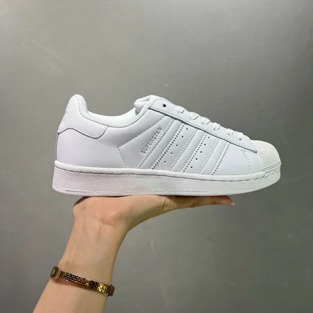 アディダス カジュアルシューズ