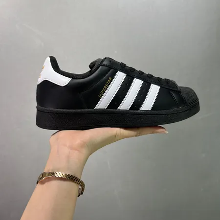 アディダス カジュアルシューズ