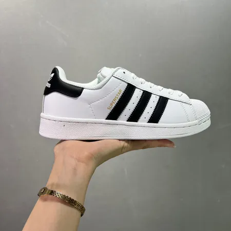 アディダス カジュアルシューズ