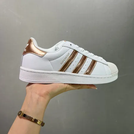 アディダス カジュアルシューズ