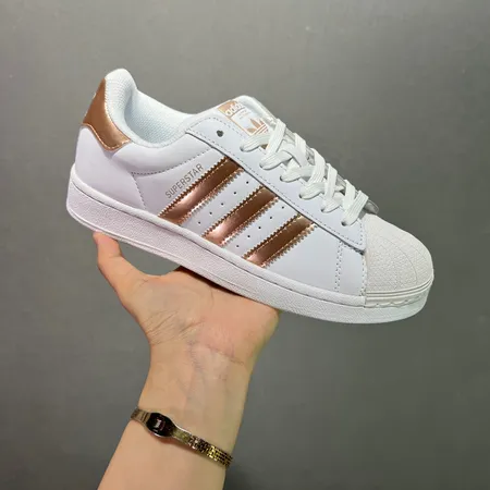 アディダス カジュアルシューズ