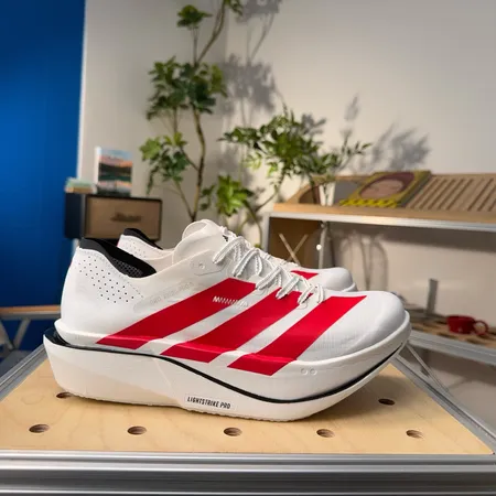 アディダス スニーカー