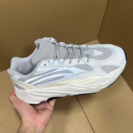 アディダス スニーカー