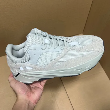 アディダス スニーカー