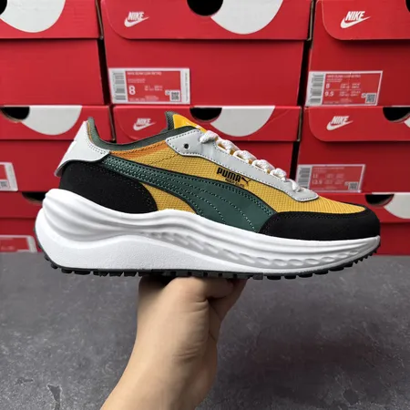 プーマ スニーカー