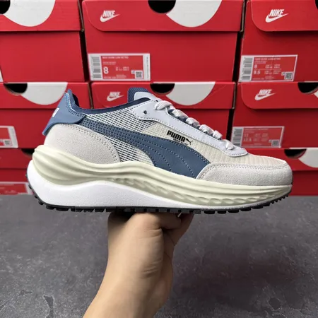 プーマ スニーカー