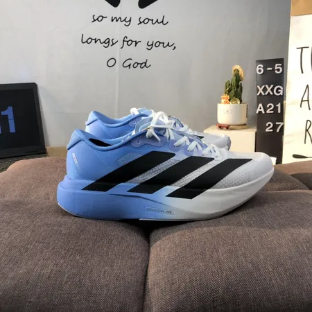 アディダス スニーカー