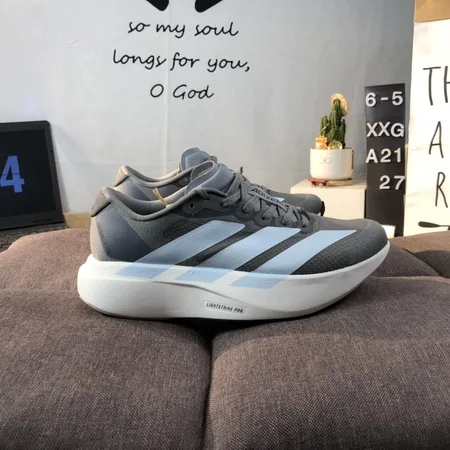 アディダス スニーカー