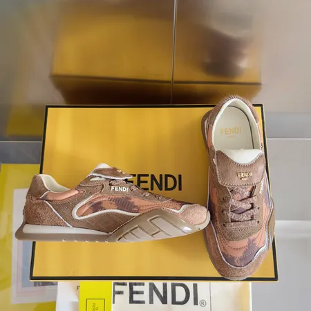 フェンディ カジュアルシューズ