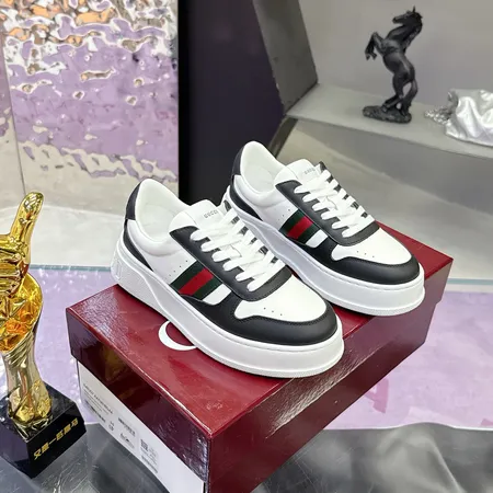 グッチ カジュアルシューズ