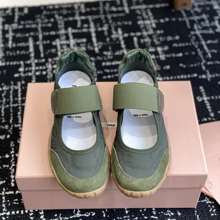 ミュウミュウ カジュアルシューズ