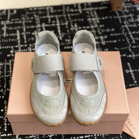 ミュウミュウ カジュアルシューズ