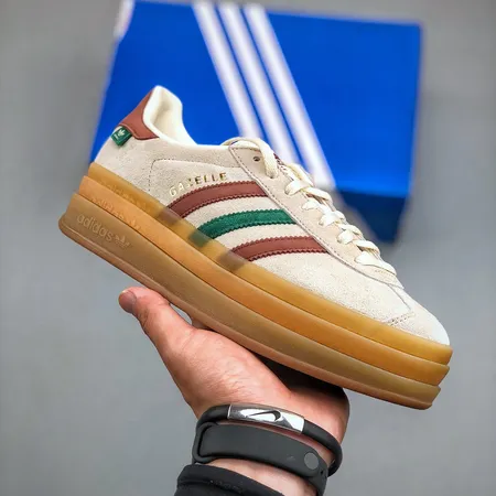 アディダス カジュアルシューズ