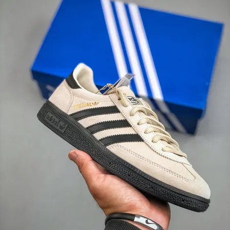 アディダス カジュアルシューズ