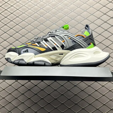 アディダス スニーカー