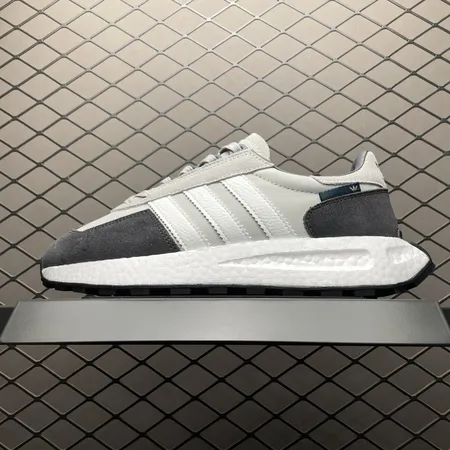 アディダス スニーカー