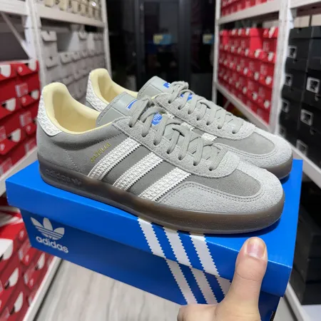 アディダス カジュアルシューズ