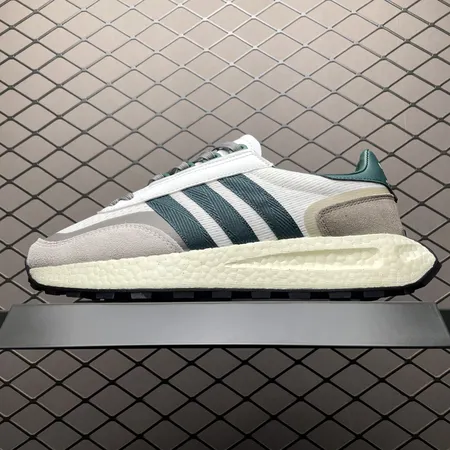 アディダス スニーカー