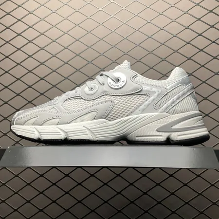 アディダス スニーカー